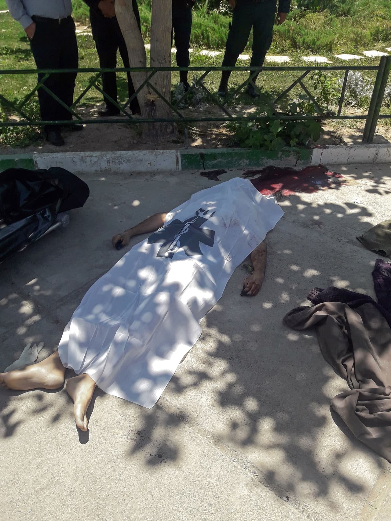 El cuerpo cubierto de uno de los fallecidos en el incidente.