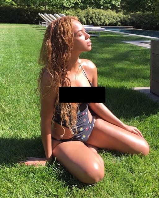 Parece que 'Queen Bee' está muy feliz con este hábito que se ha formado, y ha comenzado a sorprender con sus bikinazos.