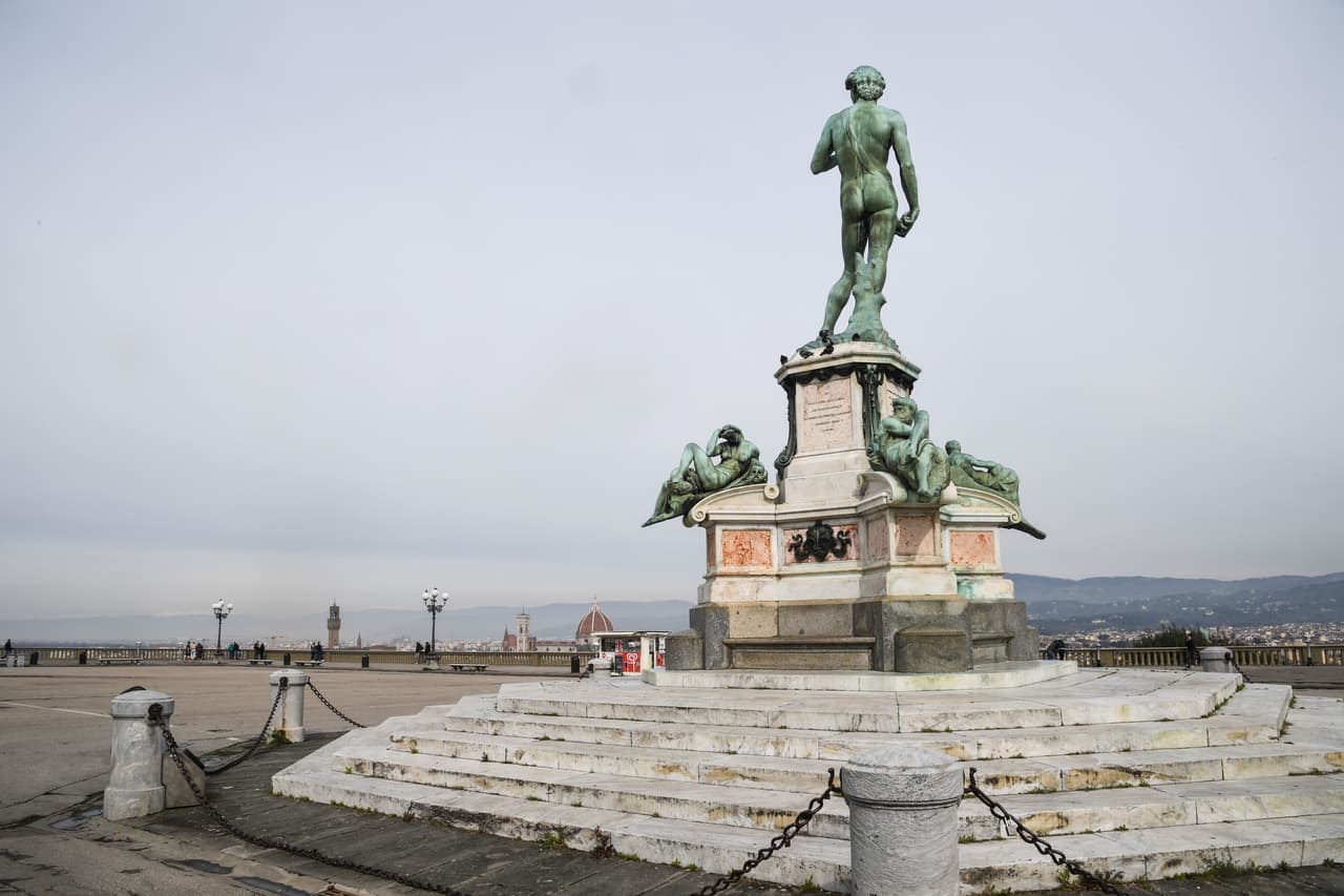 La Piazzale Michelangelo con vistas a la ciudad de Florencia, completamente vacía. Italia es el primer país del mundo en extender a todo su territorio medidas para intentar contener la epidemia.