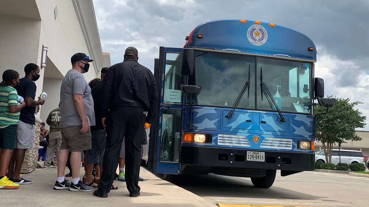 La gente viaja en grupos de 15 hacia el templo donde tienen que hacer otra fila para entrar.