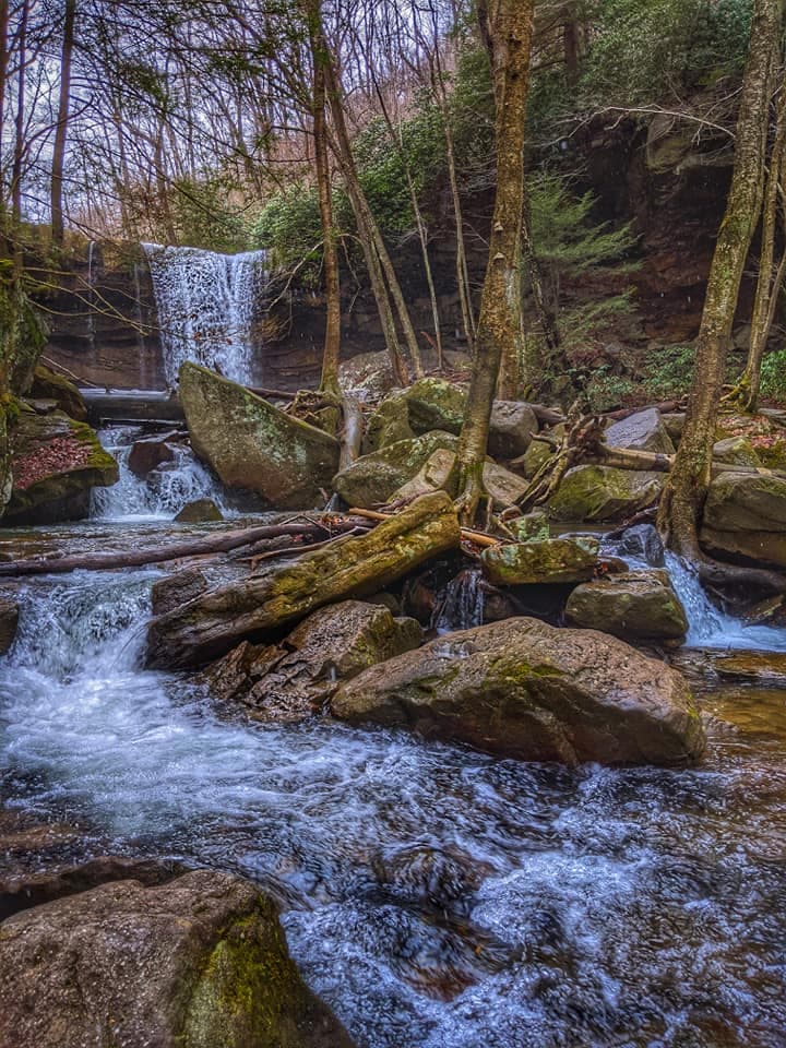 Al caminar por el sendero durante menos de un minuto te permitirá tener una excelente vista de Cucumber Falls desde arriba. Para llegar al fondo, simplemente desciende unas pocas docenas de escaleras.