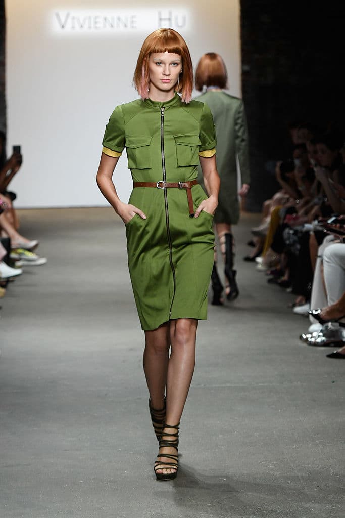 Y las melenas, al igual que los lisos, fueron grandes protagonistas en Nueva York. Las melenas quedaron perfectamente simétricas con los ochenteros atuendos de 
<a href="http://viviennehu.com/">Vivienne Hu</a>. Y si tienen flequillo, mejor aún. Es cosa de preguntarle a Emma Stone, gran fanática de este look –y se ve maravillosa-.
<br>