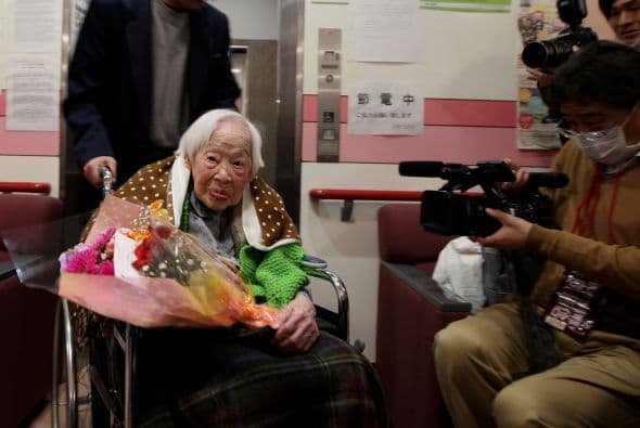 Según Okawa no hay como comer bien y dormir lo necesario para llegar a su edad. ¿Verdad que no parece tan difícil?