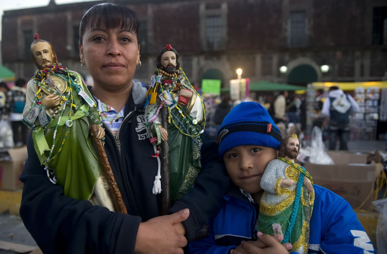 Durante su adolescencia y juventud, Judas fue compañero cercano de Jesús. Cuando Jesús comenzó su vida pública, Judas dejó todo por seguirle y se convirtio así en uno de sus apóstoles. También se asegura que fue una de las figuras prominentes en la noche de la Última Cena, siendo muy activo en el discuruso de Jesús, con preguntas como "¿Por qué revelas tus secretos a nosotros y no al mundo entero?"