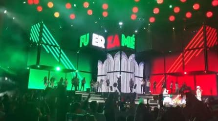 A través de su cuenta de Instagram, Legarreta compartió fragmentos del concierto que ofreció Timbiriche al interpretar la canción de 'México'.