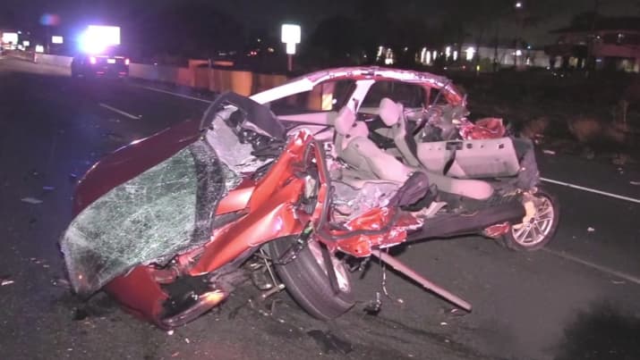 Dos vehículos se estrellaron contra un auto que fue abandonado en la I-101 en Mountain View 