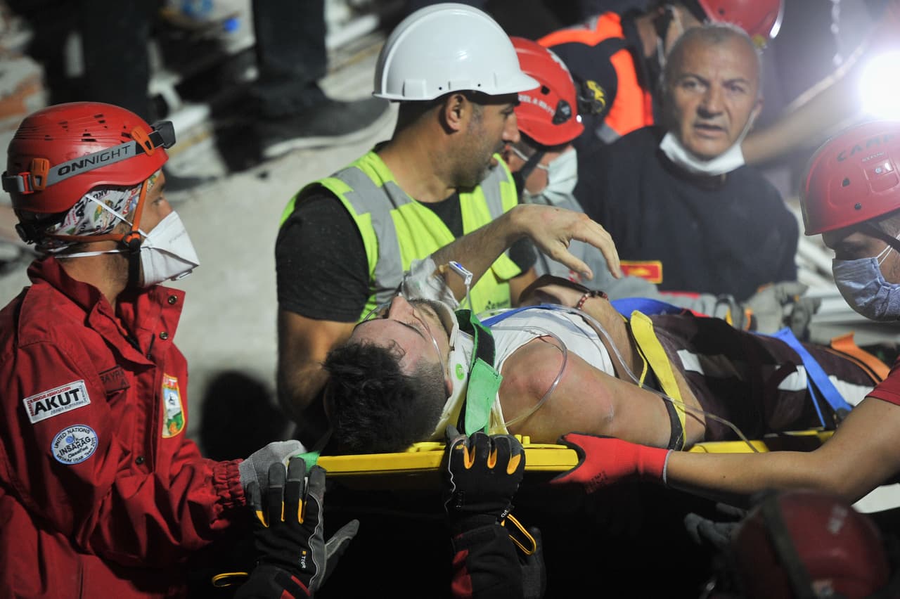 Un fuerte terremoto deja al menos 60 muertos y más de 900 heridos en Turquía y en una isla de Grecia