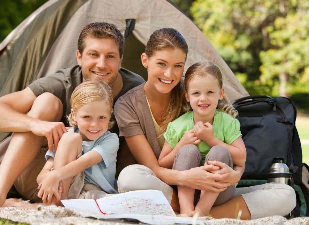 Campamento en familia: Hacer camping es una aventura que a los chicos les encanta. Si no quieres complicarte, arma la carpa en el patio de tu casa o en el de un amigo. Si no tienes patio, visita un parque cercano e investiga cuándo ofrecen días para hacer campamento y las comodidades que ofrecen.