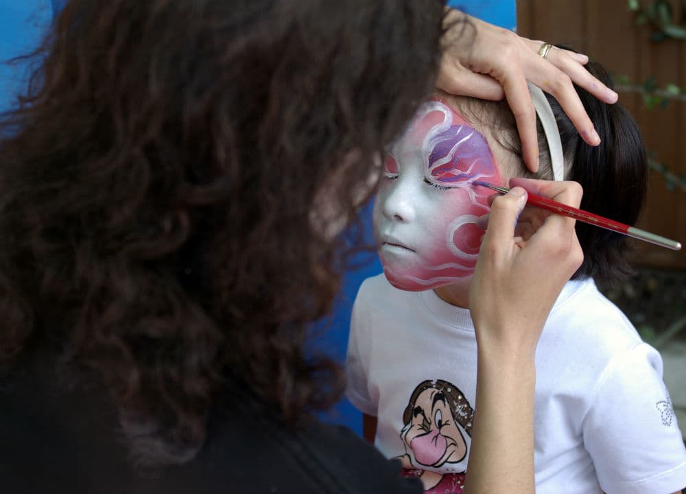 Paseo por una feria callejera: Los barrios organizan ferias en la calle durante el verano, donde ofrecen comida, helados, juegos para niños, face painting y otras actividades. Sólo recuerda llevar protector solar y zapatillas cómodas.