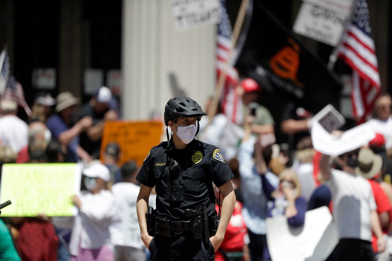 Las protestas se organizaron el mismo día en el que el gobernador dijo que el estado está 
<a href="https://www.univision.com/local/san-francisco-kdtv/gobernador-asegura-que-california-esta-a-dias-no-semanas-de-comenzar-a-reabrir-la-economia">"a días"</a> de relajar algunas de las restricciones a los residentes. (AP Photo/Gregory Bull)