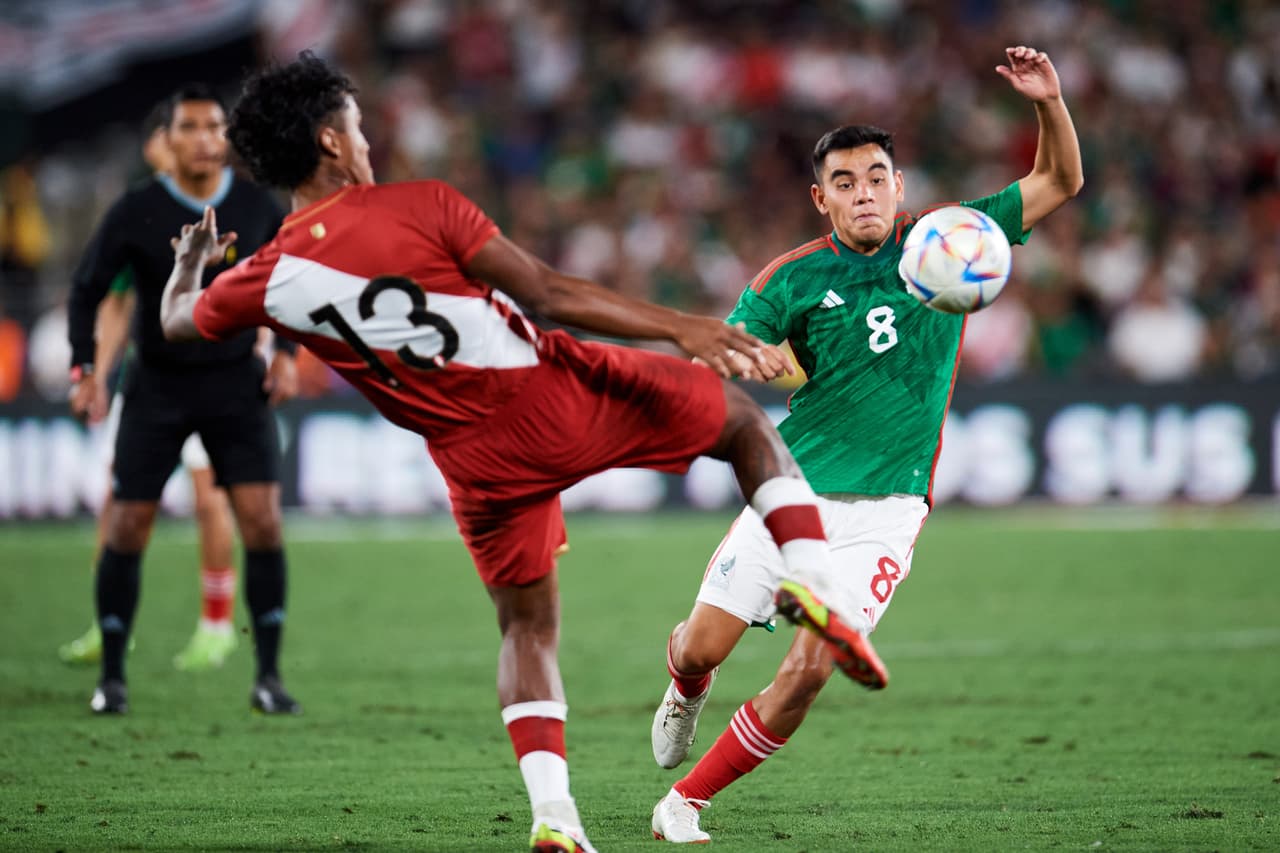 El 'Chucky' Lozano fuie el héroe en un partido apretado que se perfilaba para un empate sin goles.