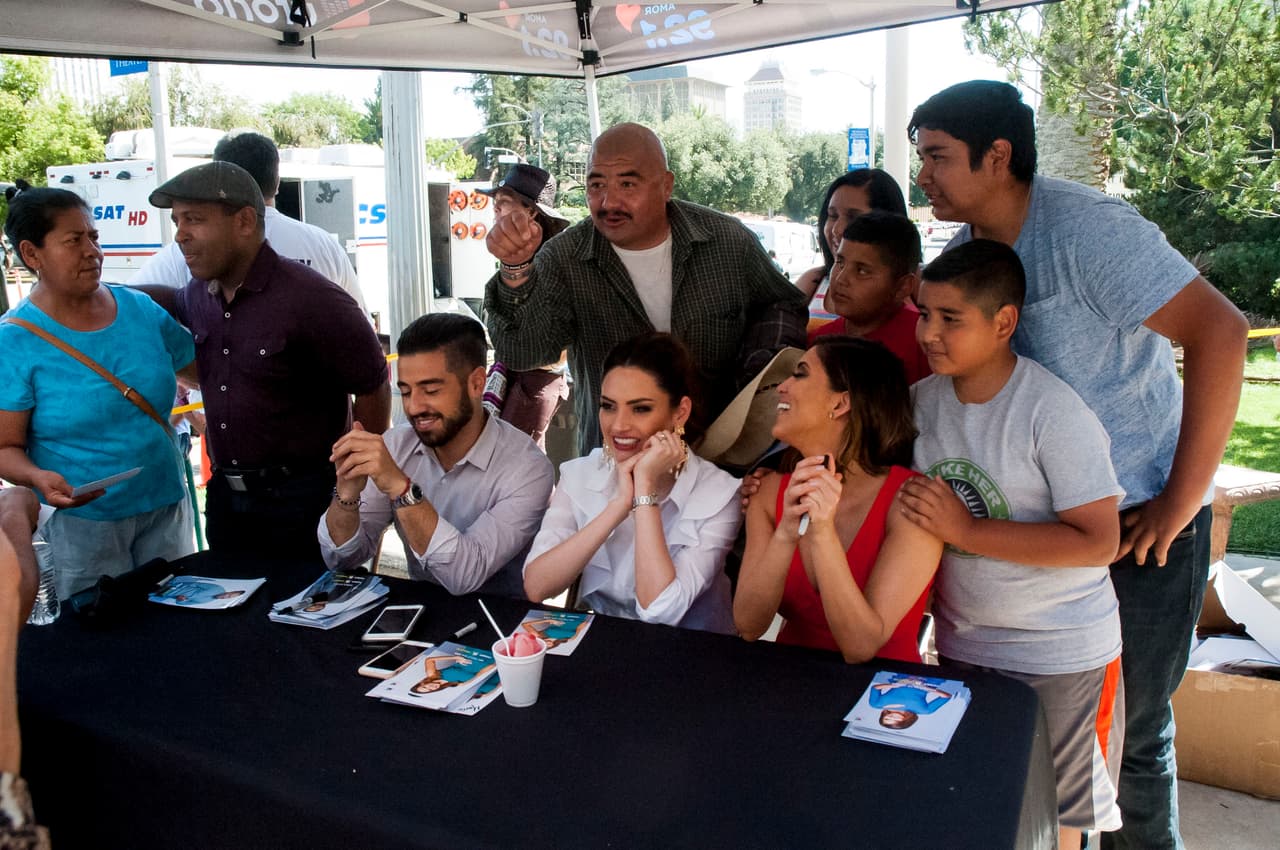 Una bienvenida calurosa fue lo que recibió al equipo de Primer Impacto en Fresno. Tanto del clima como el cariño del público del Valle Central. Todos los presentes tuvieron la oportunidad de tomarse fotos y convivir con el equipo.