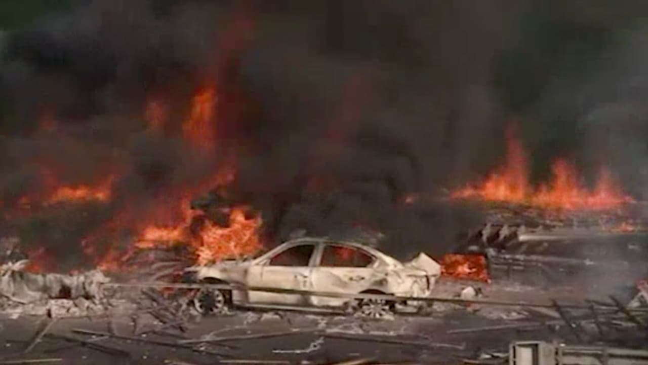 Mientras tanto, 
<a href="https://www.univision.com/local/houston-kxln/levantan-firmas-para-pedir-clemencia-por-hispano-de-houston-condenado-a-mas-de-100-anos-por-un-choque-mortal-en-denver-video" target="_blank">la familia de Rogel</a> espera que una apelación pueda lograr una condena menor o un indulto.