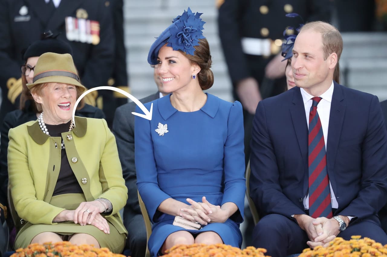 La Duquesa eligió un traje azul rey de mangas tres cuartos y silueta ajustada de la marca inglesa Jenny Packhman para su primera aparición en su travesía por Canadá. Pero para celebrar la cultura canadiense, como lo dicta el protocolo del vestido, hizo que el protagonista del 
<i>total look</i> fuera un broche de plata de la hoja emblemática de la bandera de este país.