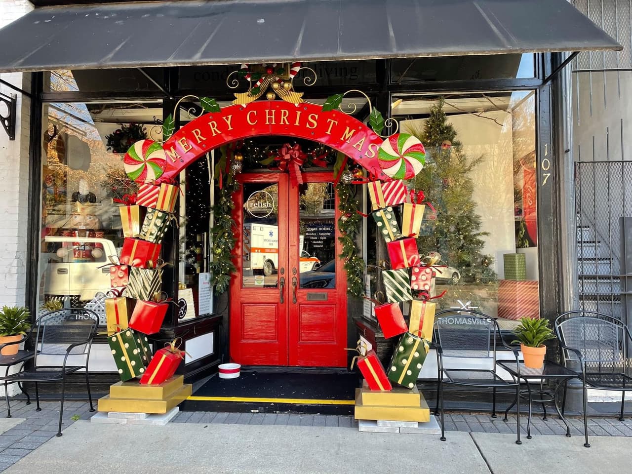 <b><a href="https://goo.gl/maps/huN429FcbksLE2Vi9" target="_blank">Thomasville</a></b>. Viaja en el tiempo durante la Navidad victoriana de Thomasville del 9 al 10 de diciembre de 2021, cuando el centro de la ciudad cobra vida con artistas, cantantes de villancicos y músicos vestidos con atuendos históricos. Disfruta de paseos en carruaje tirado por renos en vivo, un belén vivo, tostado de malvaviscos, tostado de castañas, artistas al aire libre y mucho más.