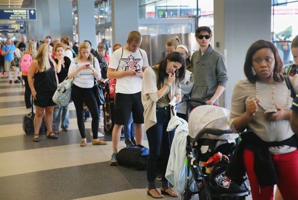 Un hombre que intentó incendiarse en el sótano del centro de control de tráfico aéreo en Aurora provocó la suspensión de operaciones en O'Hare y Midway. 