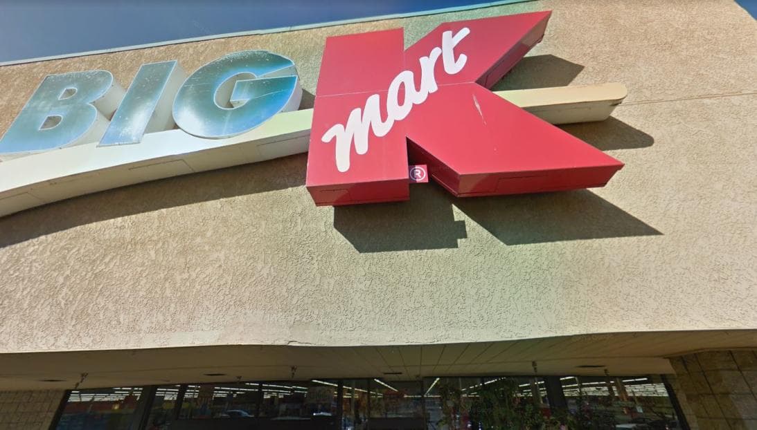 La popular tienda por departamentos 
<a href="https://www.univision.com/local/los-angeles-kmex/estas-son-las-tiendas-de-kmart-y-sears-que-cerraran-en-california-fotos">KMart,</a> propiedad de los mismo dueños de Sears, forma parte del inventario que cerrará unas 115 tiendas en Estados Unidos. En los anuncios de cierre, la cadena dijo que tan pronto como el próximo 2 de diciembre comenzarán las ofertas de liquidación.