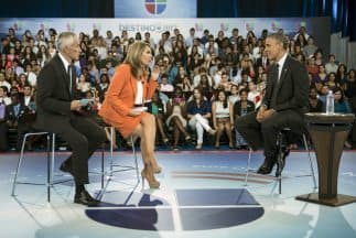 In 2004, María Elena Salinas moderated the first bilingual presidential debate of the Democratic Party on Hispanic issues, and three years later she co-hosted the Spanish-language forums of the Democratic and Republican parties that were held for the first time and were broadcast by Univision. Seen here with co-host Jorge Ramos and former president Barack Obama.