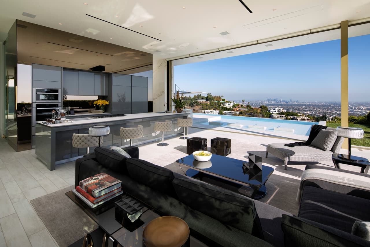 El diseño arquitectónico permite disfrutar de la vista panorámica.