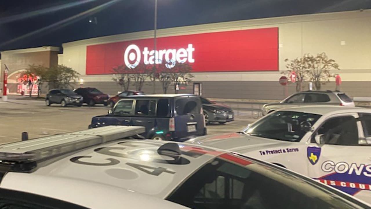 El hecho ocurrió el 21 de diciembre cuando los oficiales de la oficina del alguacil Mark Herman respondieron al Target ubicado en la cuadra 19511 de la North Freeway en referencia a unos presuntos ladrones.