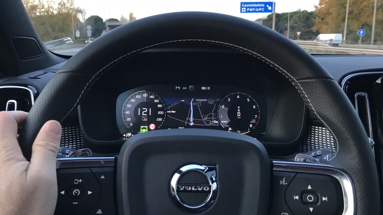 El mapa de navegación redundante entre el velocímetro y el cuentarrevoluciones de la Volvo XC40 es excelente para poder seguir las indicaciones del sistema sin desviar la vista hacia la pantalla principal. Lamentablemente Volvo no ofrece instrumentos redundantes proyectados en el parabrisas para este modelo.