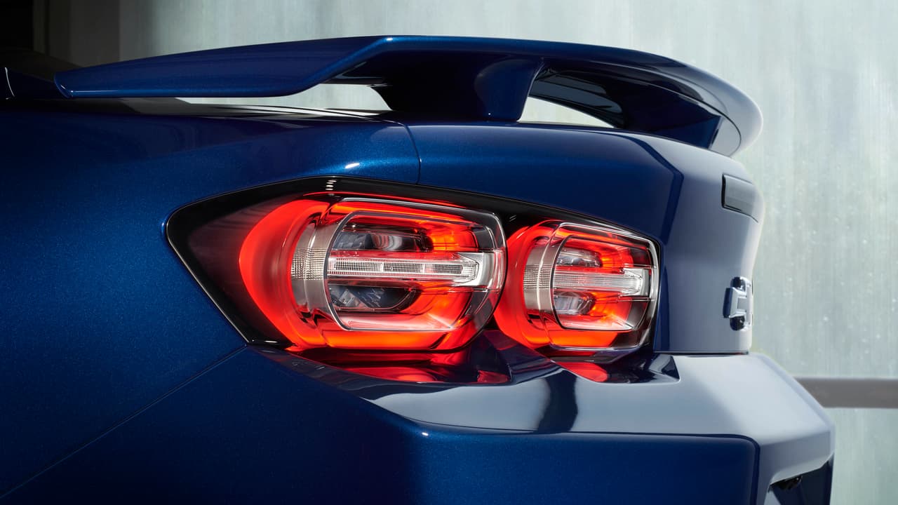 Las luces traseras fueron rediseñadas, 
<b>los mismo que la fascia</b>. El alerón en la versión SS sigue presente.