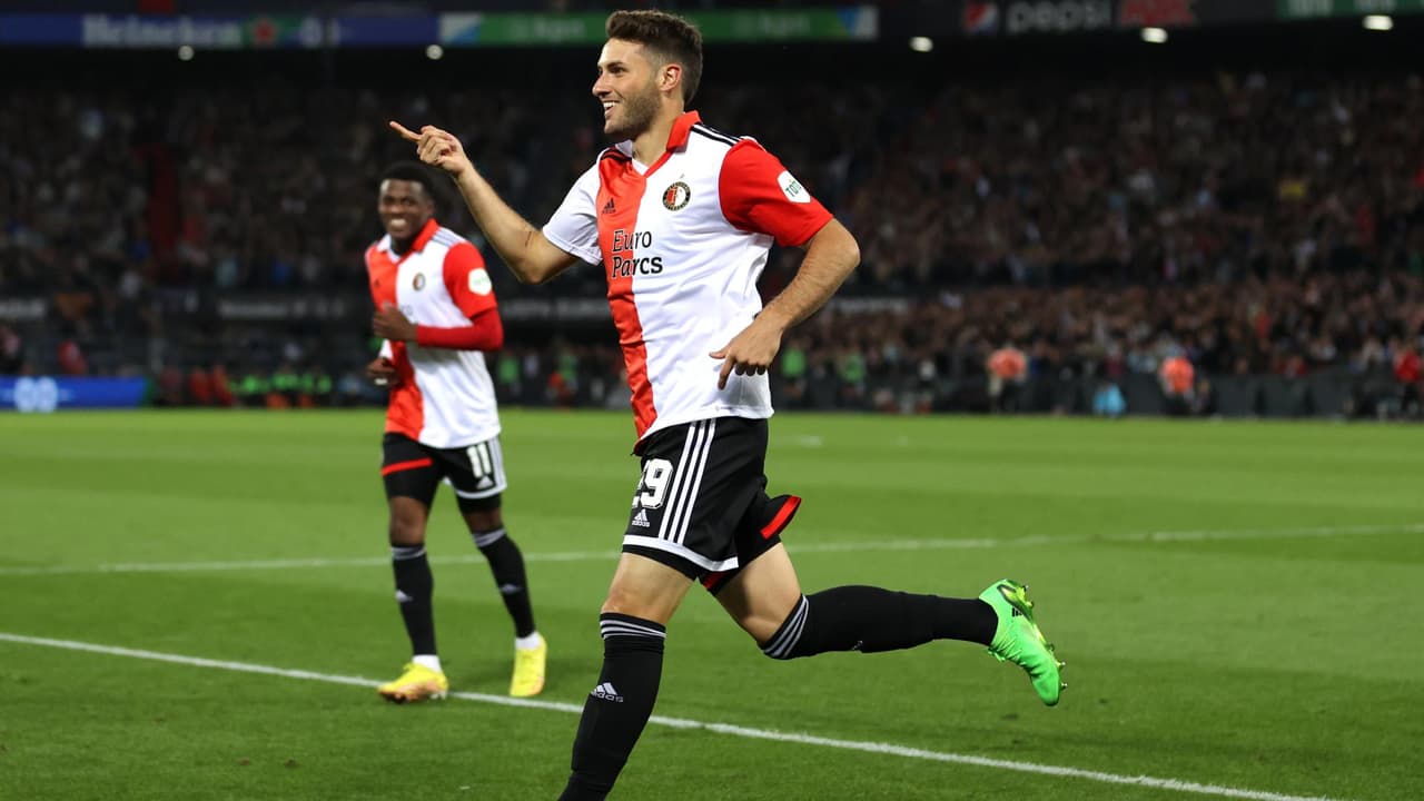 Santiago Giménez despierta admiración en Feyenoord: "Es fácil jugar con él"