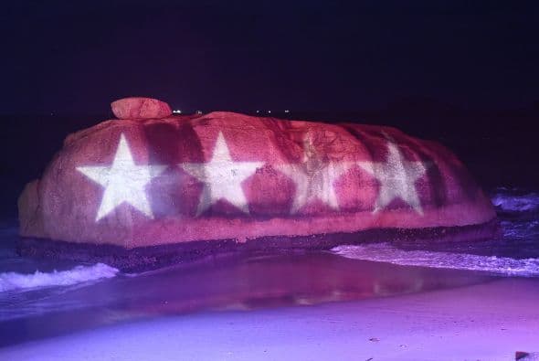 Cuatro estrellas se proyectaron en una enorme piedra en las playas de Río de Janeiro, como homenaje a los cuatro títulos alemanes.