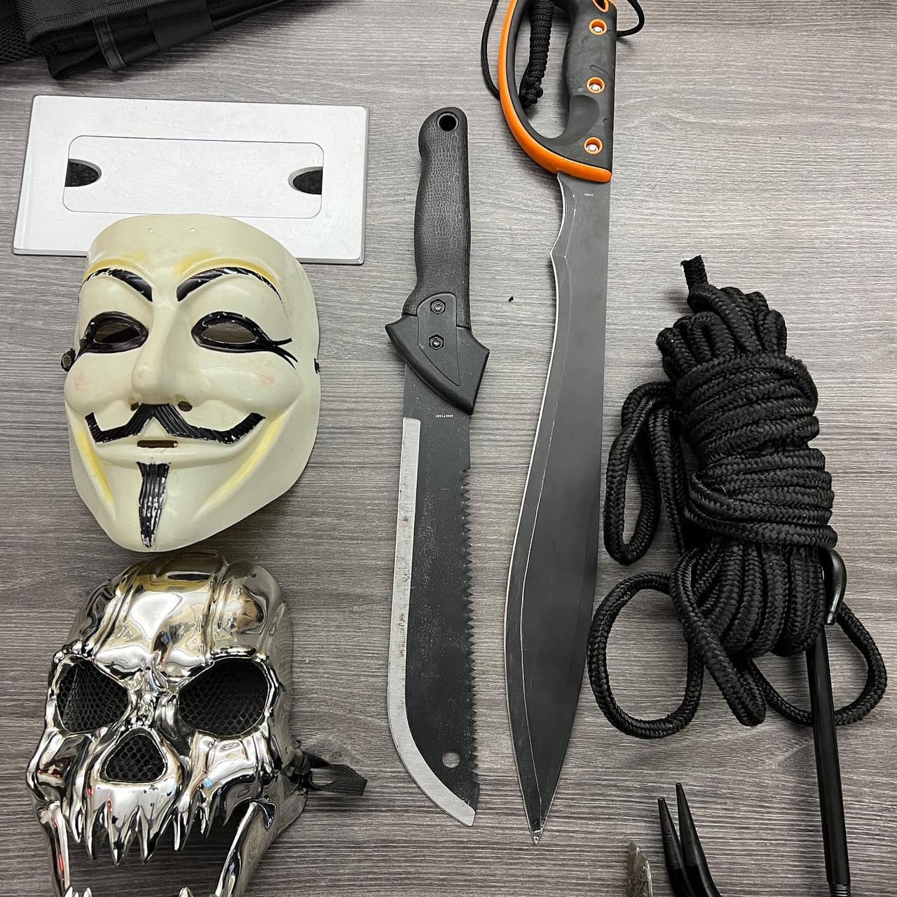 Además, sogas y machetes.