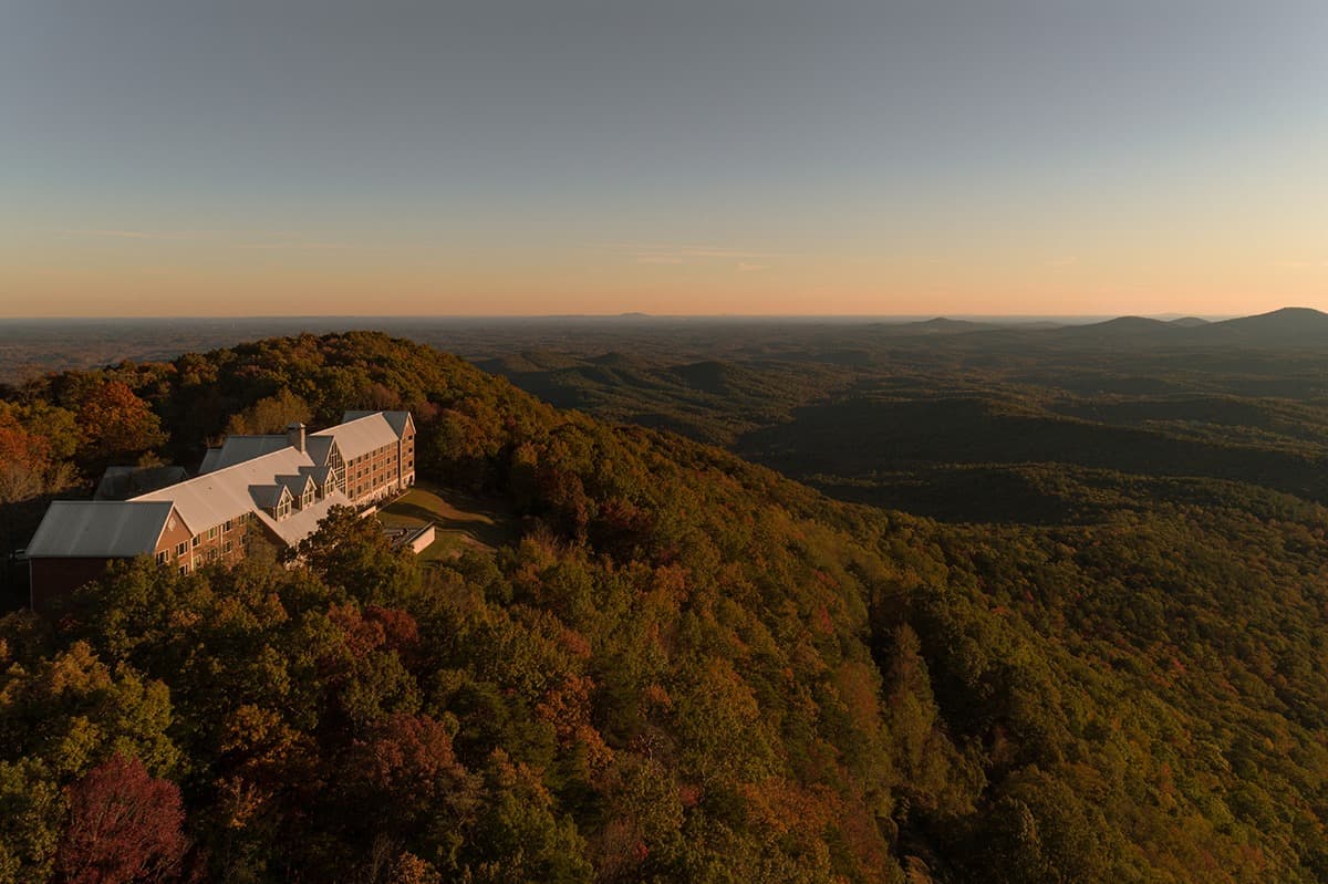 Un hotel en la cima de la montaña es popular entre los huéspedes que prefieren las comodidades, mientras que las cabañas y un campamento ofrecen alojamiento más rústico.