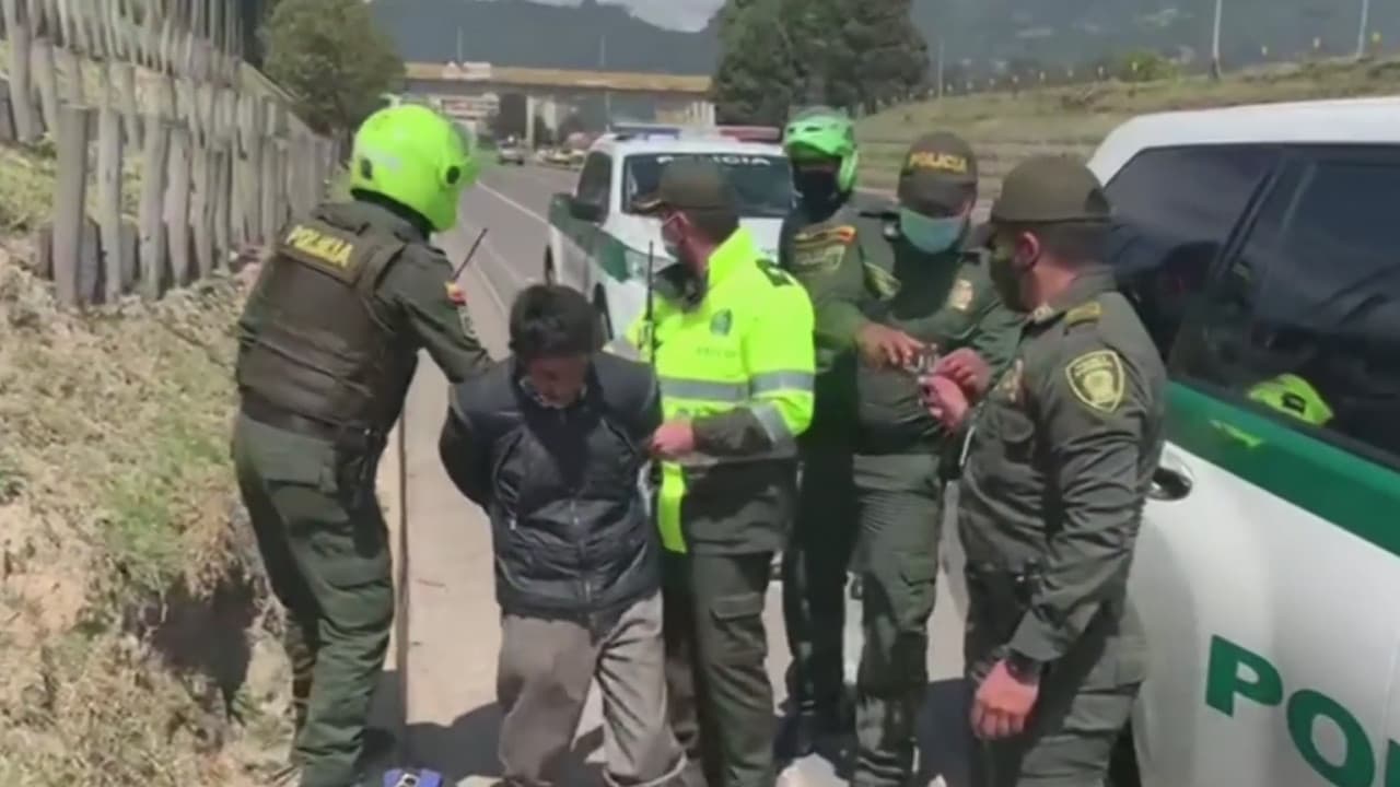 <b>Hombe es acusado de asesinar a sus dos hijos: dejó cartas al lado de los cuerpos.</b>
<br>
<br>La policía en Colombia confirmó que los pequeños de 5 y 6 años murieron por asfixia. Según las investigaciones, el hombre habría llamado a otras personas para contarles sobre el crimen en medio de la desesperación porque no tenía empleo ni dinero para alimentarlos.