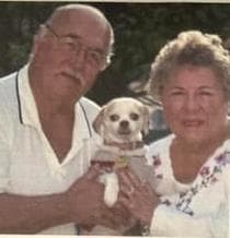 La pareja desapareció junto a su perro Cuddles.