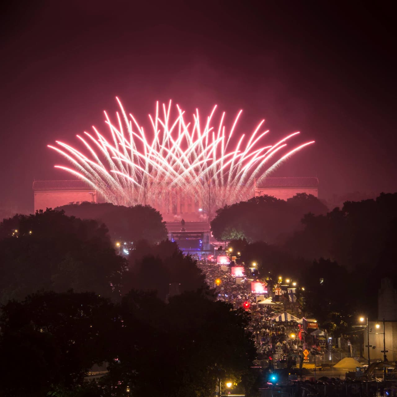 <b><a href="https://welcomeamerica.com/">Wawa Welcome America (19 de junio al 4 de julio)</a></b>. Este festival del 4 de julio en el lugar de nacimiento de la nación incluye varias semanas de programación multicultural y familiar. El evento, ampliado recientemente para incorporar las celebraciones del diecinueve de junio, culmina con un impresionante espectáculo de fuegos artificiales sobre el Museo de Arte de Filadelfia.