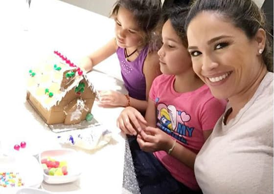 ¡Una mami muy consentidora! Karlita hizo casitas de jengibre con sus princesas. (16 de diciembre, 2015).