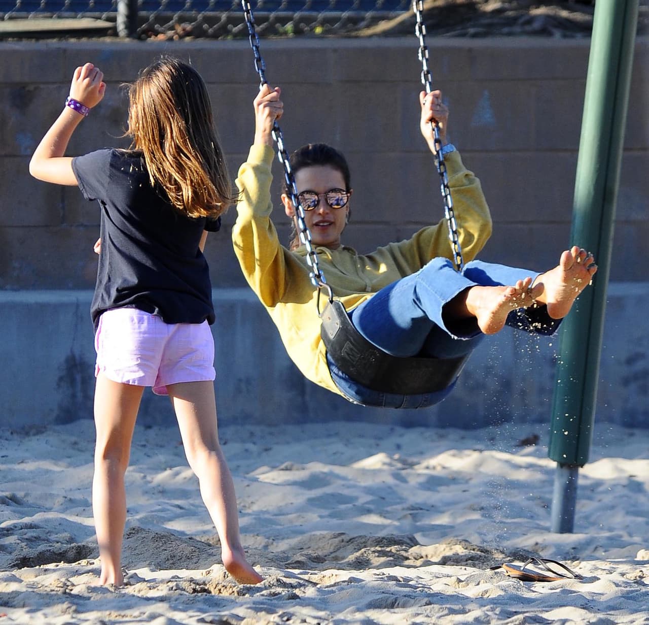 Pero Ale no se queda atrás, ¡no se quería bajar del columpio!