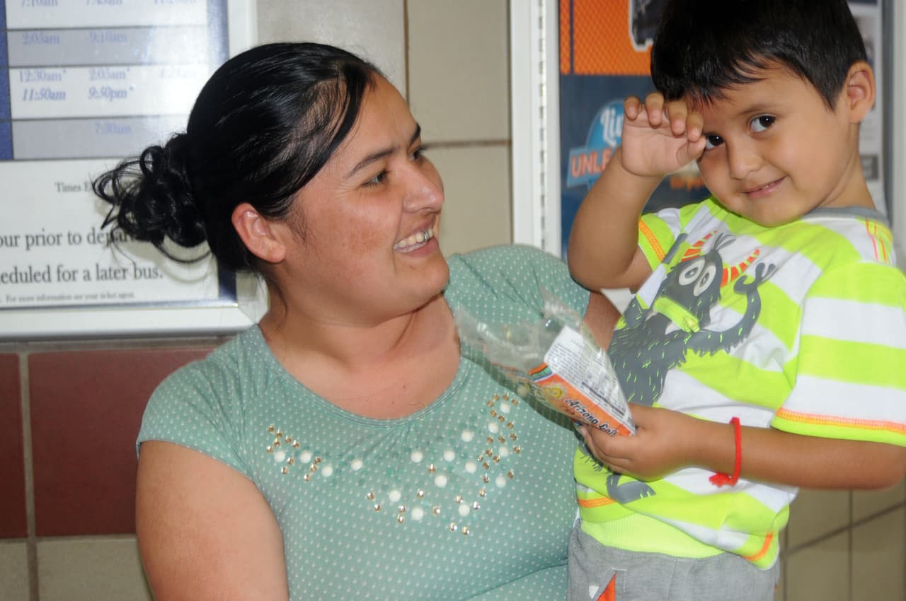 La guatemalteca 
<b><a href="https://www.univision.com/noticias/inmigracion/cuando-mi-nino-me-vio-ya-no-me-reconocia-el-relato-de-una-madre-que-estuvo-4-meses-separada-de-su-hijo-de-3-anos">Mircy Alba López</a></b> junto a su hijo Eder Galicia, de 3 años, tras ser reagrupados el martes 10 de julio, en Phoenix, Arizona. López estuvo cuatro meses separada del niño y al voler a reunirse con él vivió momentos de alegría y también confusión al notar que su pequeño no la reconocía. 
<b>"Cuando mi niño me vio</b> 
<b>ya no me reconocía, se me quedaba mirando a la cara</b>, no dejaba de mirarme, ¿usted cree? Ya cuatro meses sin verme", dijo con la voz entrecortada.