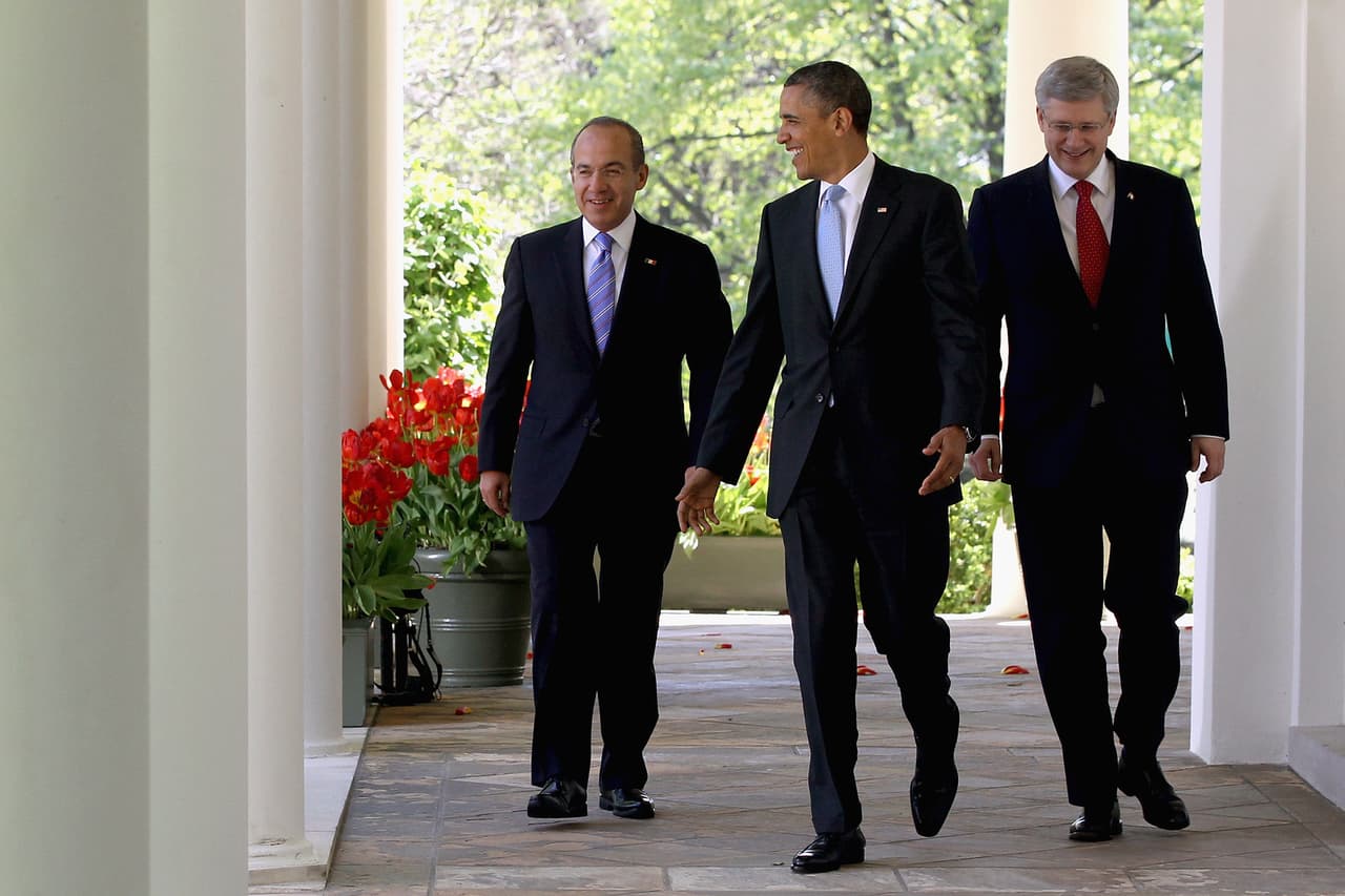 <b>Washington DC, Estados Unidos (abril 2012)</b>
<br>
<br>
<b>Felipe Calderón</b>
<br>
<b>Stephen Harper</b>
<br>
<b>Barack Obama</b>
<br>
<br>Las reuniones se reactivaron después de tres años en la capital estadounidense. Obama había logrado impulsar una vía rápida para negociar acuerdos económicos del Tratado de Libre Comercio que fue aprobada por el Senado.
<br>
<br>
