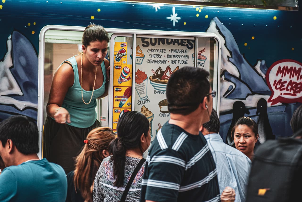 <b>Puesto 2. Preparación de alimentos y servicio al cliente en restaurantes informales o de comida rápida. </b>En 2018 ganaron en promedio 22,672 dólares. Los 147,000 empleados en esta categoría en EEUU reciben generalmente salario mínimo. La Oficina de Estadísticas Laborales proyecta que este tipo de empleo crecerá 16,8% en 2024, más del doble de la tasa promedio de crecimiento general de empleo.