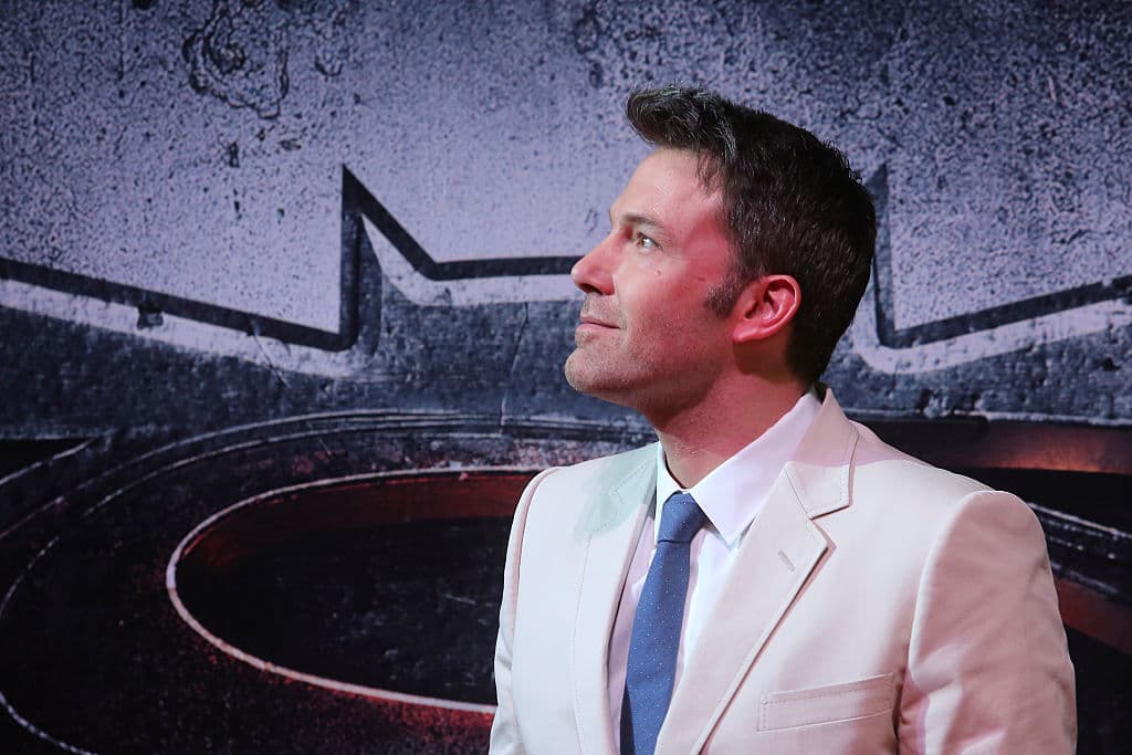 Batman cambia la capa por un traje Gucci