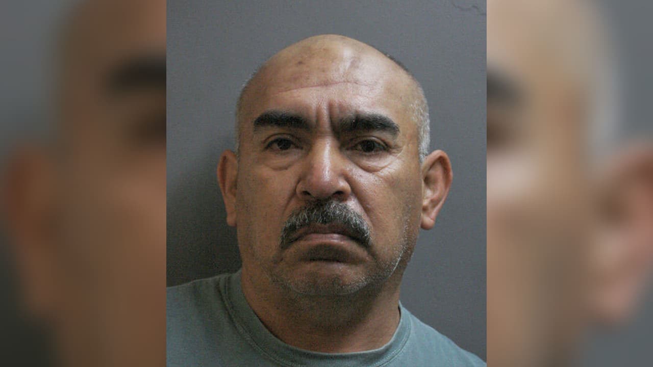 Néstor Salazar Reyes de 55 años. Acusado de agresión sexual con agravantes en contra de un niño e indecencia con contacto sexual con un menor de edad. Última ubicación conocida: Katy, Texas. Ya había sido condenado por los mismos cargos y salió libre bajo fianza.
