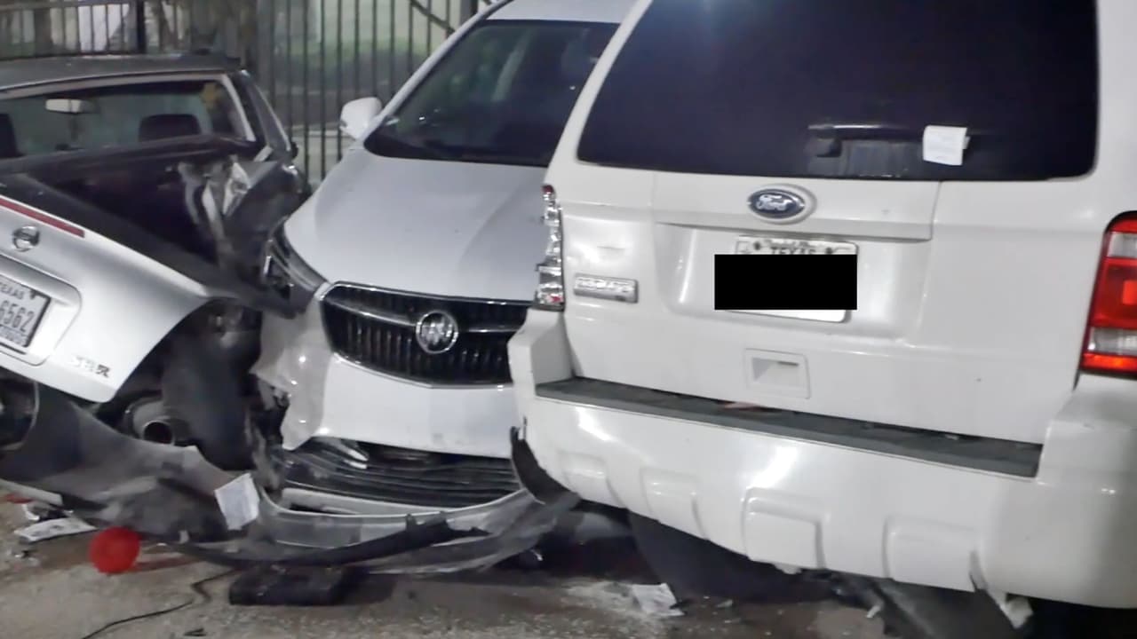 El conductor responsable de chocar contra varios autos estacionados en Dallas se dio a la fuga del lugar.