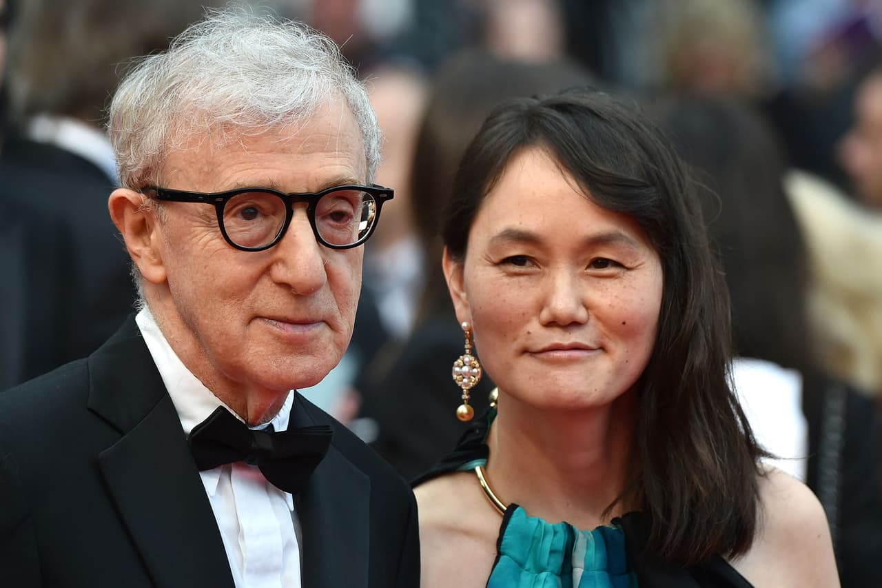 El director y su esposa Soon Yi Previn, quien fuera su hijastra adoptiva.