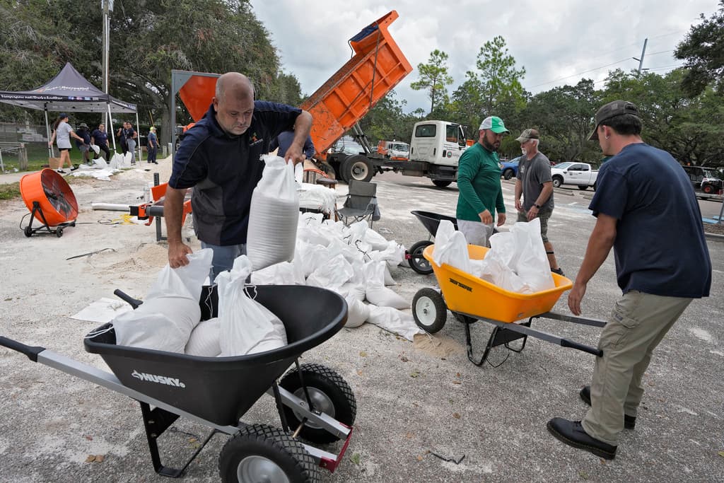 Este lunes, el condado Hillsborough empezó a repartir sacos de arena ante las posibles inundaciones que puede dejar Idalia.Hillsborough se encuentra bajo estado de emergencia local , por lo que autoridades y miembros de la comunidad ya se preparan.
