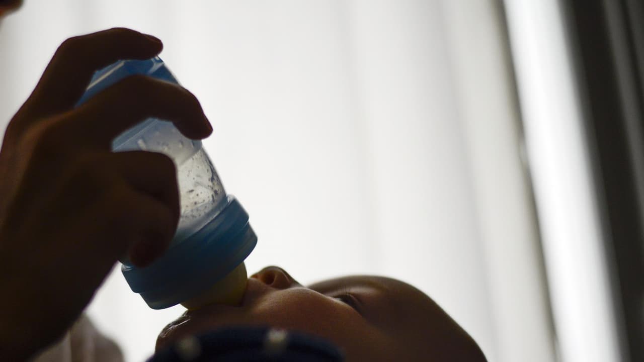 ¿Qué hacer ante la escasez de leche de fórmula? Pediatra recomienda no modificarla