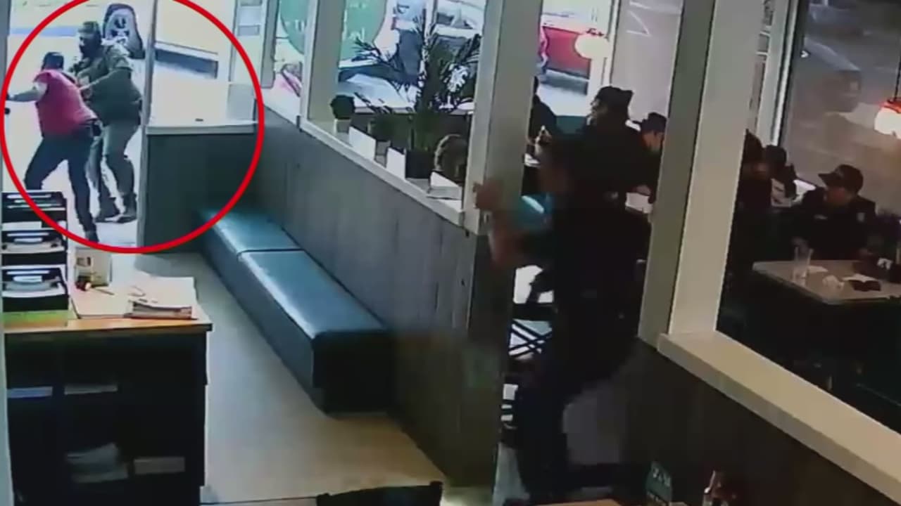 En video: Agentes federales arrestan de forma violenta a inmigrante en un restaurante de Long Beach
