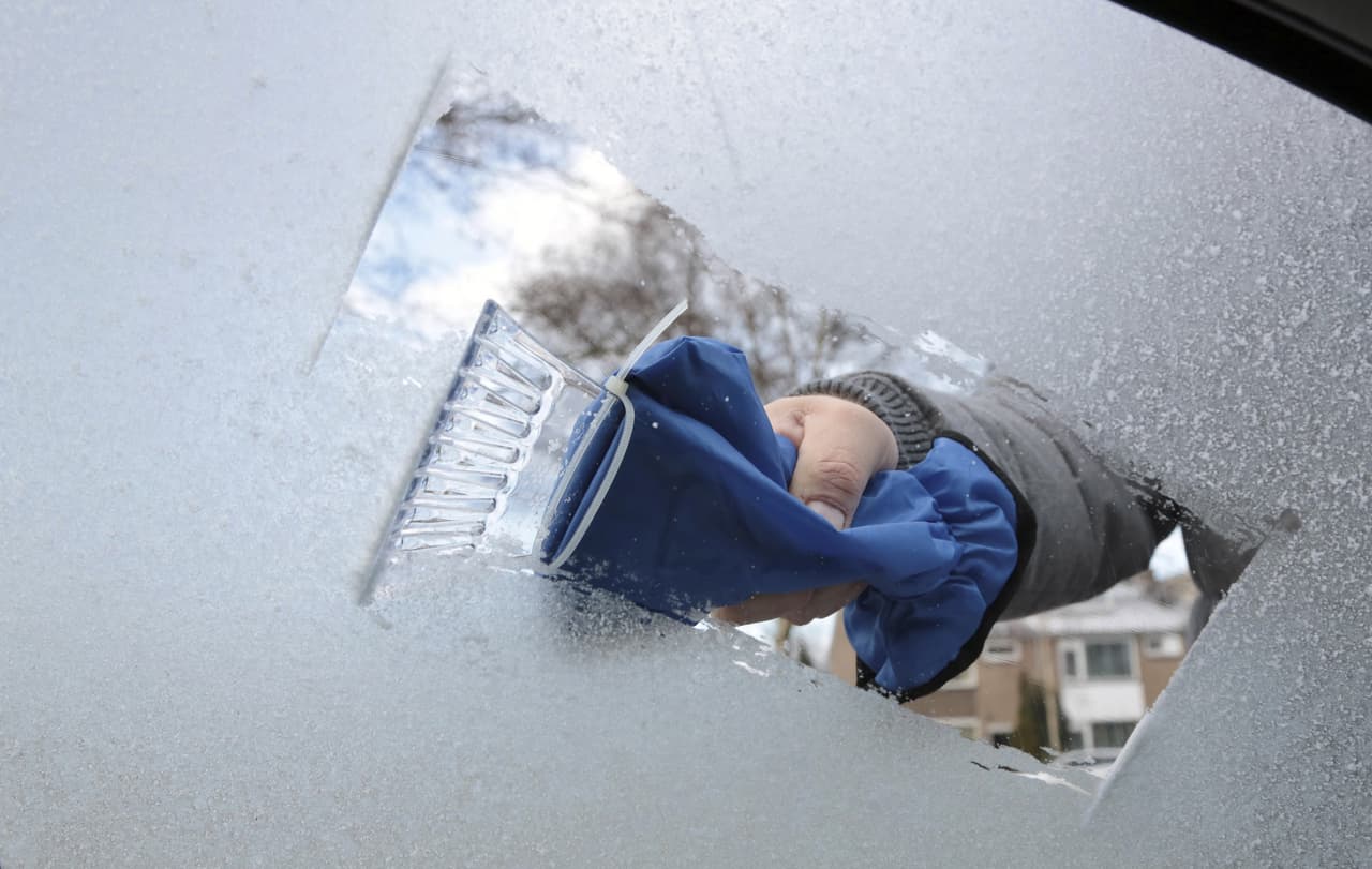 Si vives en una zona donde no están acostumbrados a lidiar con frío intenso, hielo o nieve, quizas has sido sorprendido por las mañanas con una capa de hielo sobre el parabrisas y sin la herramienta adecuada para quitarla. Revisa la siguiente lista de objetos caseros que te ayudarán a resolver este inesperado problema.