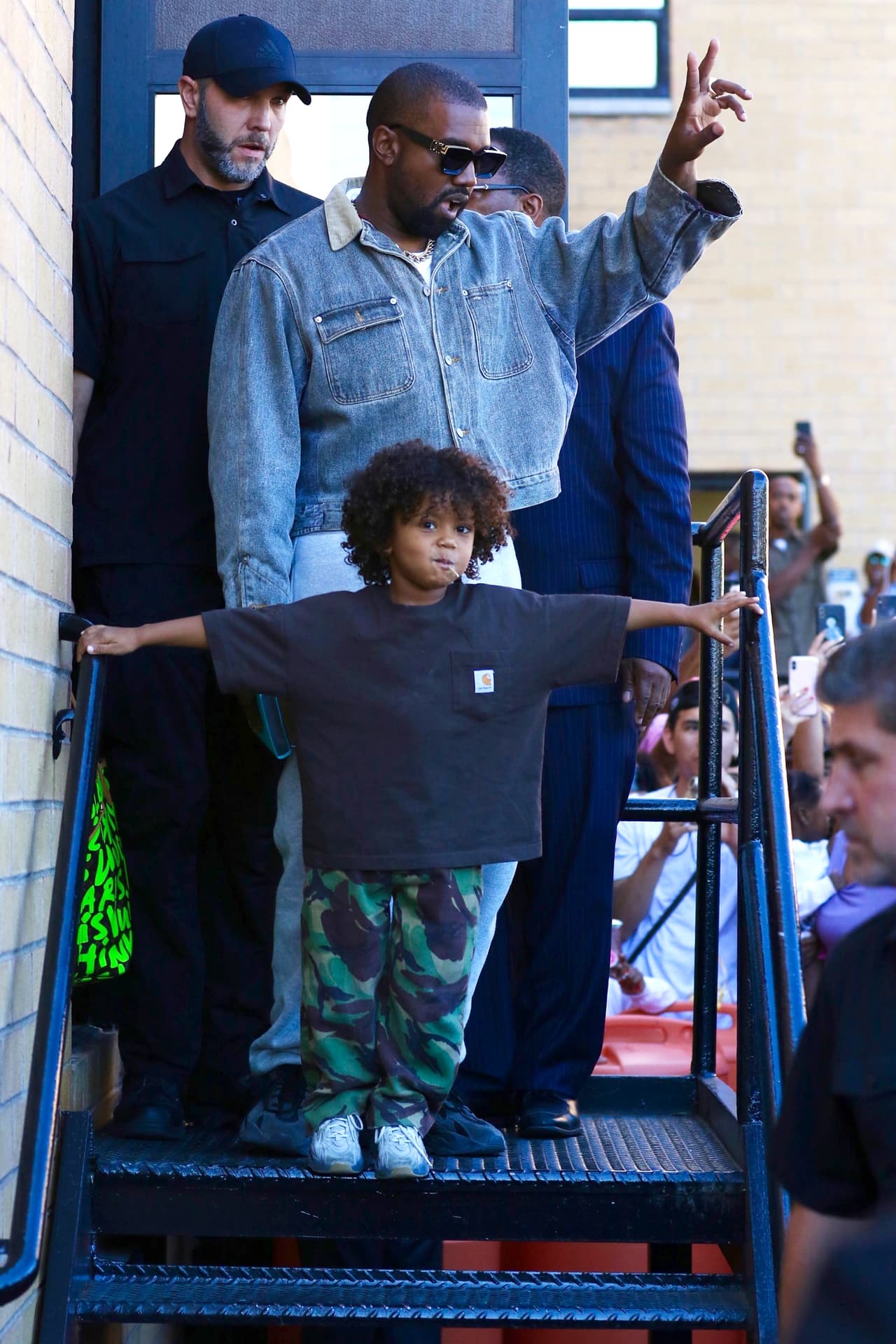 "
<b>Feliz cumpleaños mi dulce, dulce Sainty</b>. (Cuando le digo 'mi dulce, dulce Sainty', él me responde 'mi dulce, dulce, dulce, dulce mamá, ¡la mejor mamá del mundo y la única mamá que quiero!' ¡Cómo puedes no sentirte así por su dulzura!)", escribió Kim Kardashian en su publicación.