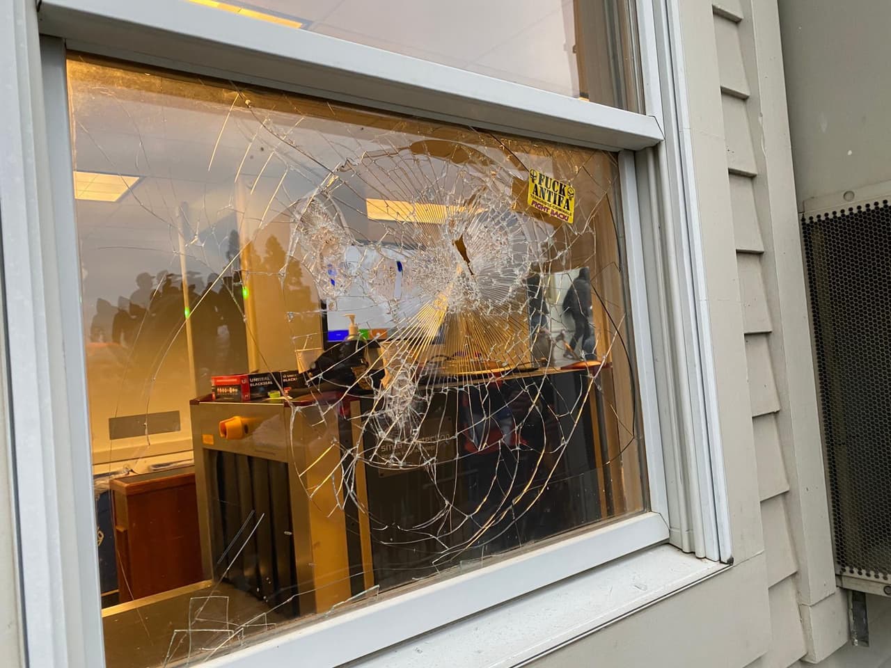 Una ventana rota por los manifestantes en una de las oficinas. Minutos antes el presidente Trump había arengado a sus simpatizantes y les dijo que marcharan al Congreso para 'presionar’ que se revirtiera la victoria de 
<a href="https://www.univision.com/temas/joe-biden"><u>Joe Biden</u></a>.