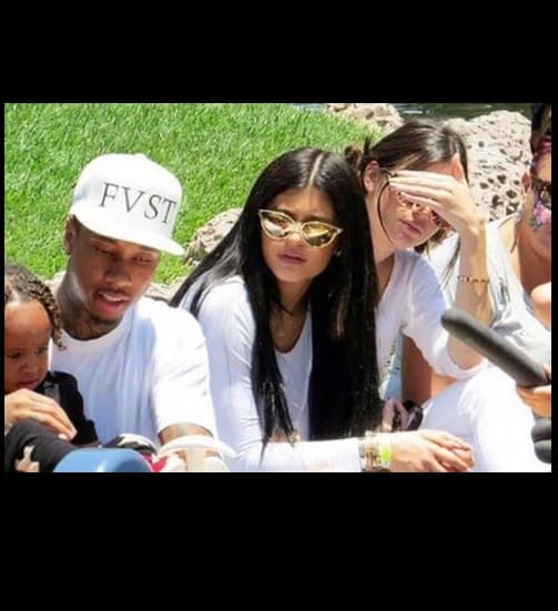 El rapero Tyga, su hijo King y Kylie Jenner haciendo fila para subir a los juegos mecánicos.