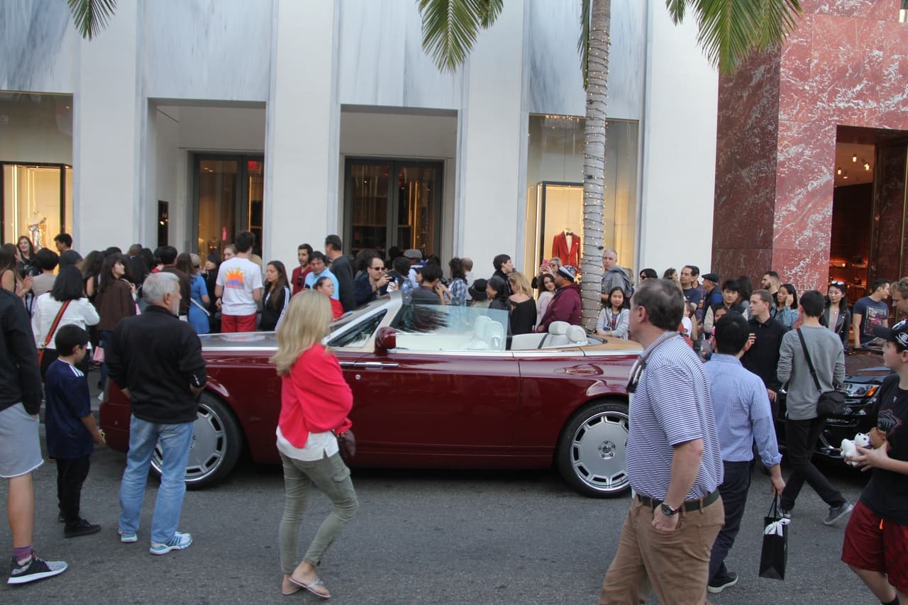 Los seguidores de ambos rodearon el coche para tomarles fotos.